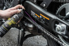 Muc-Off - Smar do łańcucha do użytku drogowego i offroadowego w suchych warunkach, baza teflonowa - 400ml - Dry Weather Chain Lube