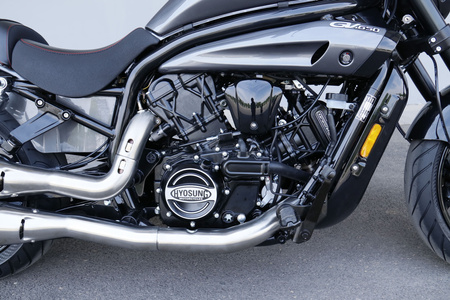 Motocykl HYOSUNG GV650 ABS srebrny/połysk